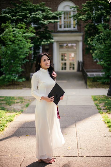 Ao Dai Graduation Photoshoot, Ao Dai Graduation, Graduation Pictures With Parents, Graduation Pictures College, Poses Graduation, Individual Photoshoot, Grad Stoles, Grad Portraits, Grad Poses