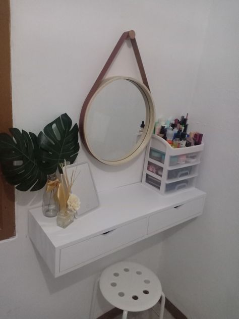 meja rias aesthetic Meja Rias Aesthetic Simple, Meja Make Up Aesthetic, Meja Rias Aesthetic, Meja Aesthetic, Tiny Bedroom Design, Small Dressing Table, Indian Room Decor, Makeup Room Decor, Minimalist Furniture