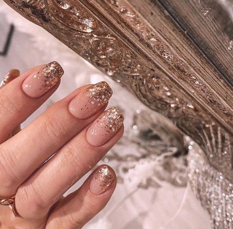 Ongles Beiges, Glitter Gel Nail Designs, Gold Gel Nails, Classy Nail Art Ideas, Nye Nails, Fiberglass Nails, Hoco Nails, Gold Glitter Nails, Ombre Nails Glitter