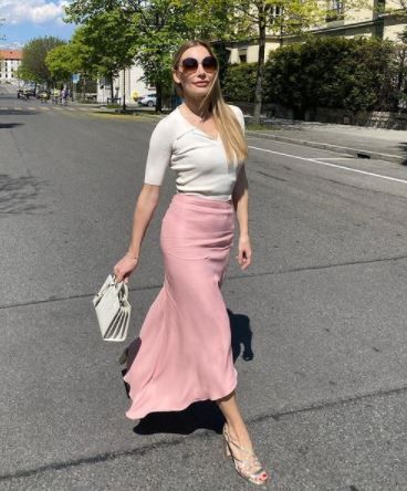 Anna Bey Outfit, Modern Preppy Style, Anna Bey, Minimal Clothes, Boujee Outfits, Rich Girl Aesthetic, Modern Feminine, Satin Midi Skirt, Summer Fashion Outfits