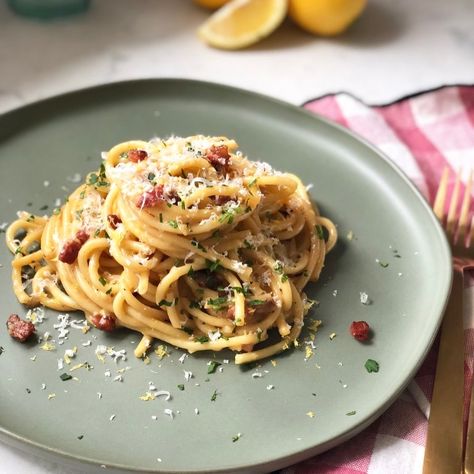 1,101 Likes, 46 Comments - Kelsey Nixon (@kelseynixon) on Instagram: “I can't quit this recipe lately!This Spaghetti Carbonara can be made start to finish in under 15…” Fettucini Carbonara, Spagetti Carbonara, Kelsey Nixon, Make Website, Giada Recipes, Yummy Meals, Pasta Plates, Spaghetti Carbonara, Spaghetti Recipes