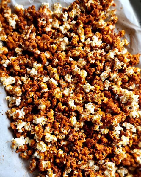 Low Carb Caramel Popcorn Recipe without Corn Syrup Sugar Free Caramel Popcorn, Carmel Corn Recipe, Homemade Caramel Popcorn, Popcorn Recipes Caramel, Popcorn Balls, Candy Thermometer, Homemade Caramel Sauce, Caramel Syrup, Low Carb Appetizers