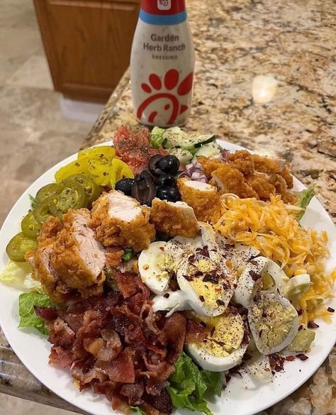 Fried chicken tenders 
 Lettuce
Cheese
Jalapeño 
Banana peppers 
Bacon
Eggs
Crushed red peppers
Garden ranch Chick-fil-A sauce 
Red onion 
Tomato 
Black olives
Cucumber Chicken Tender Salad, Meal Rotation, Chicken Tender, Drink Aesthetic, Soul Food Dinner, Easy Healthy Meal Prep, Food Babe, Healthy Lifestyle Food, Healthy Food Motivation