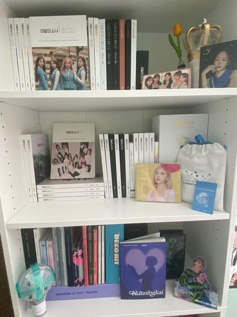 Txt Album Shelf, Kpop Album Collection Shelf, Kpop Shelf Ideas, Kpop Shelf Ideas Aesthetic, Kpop Shelf Aesthetic, Kpop Shelf, Aesthetic Kpop Album Shelf, Loona Collection, Loona Album Collection