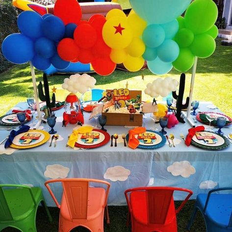 Toy Story Birthday Table Centerpieces, Toy Story Table Set Up, Centros De Mesa Toy Story Ideas, Toy Story Table Centerpieces, Toy Story Table Decorations, Kids Party Tables, Kids Table Set, Toy Story Party Decorations, Toy Story Baby