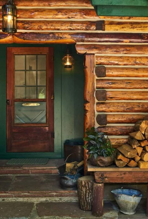 Modern-rustic log cabin preserves historic charm in Steamboat Springs Rustic Cabin Exterior, Log Homes Exterior, Winter Porch Decor, Log Cabin Exterior, Rustic Entry, Rustic Log Cabin, Log Home Decorating, Cabin Exterior, Winter Porch