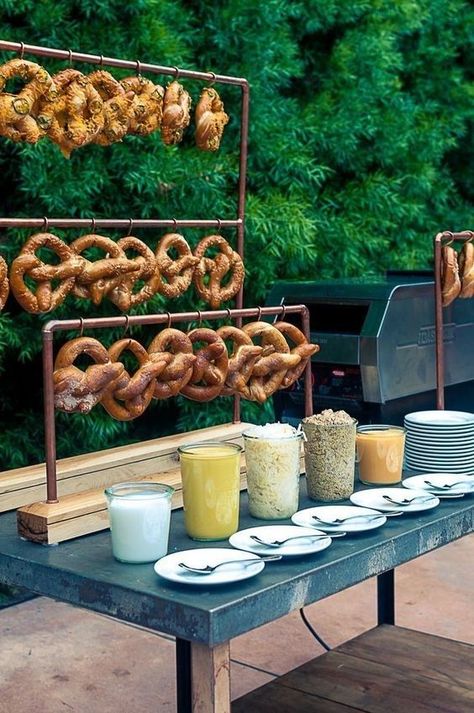 Creative Food Stations/Soft Pretzels Set up a self-serve smorgasboard with a variety of soft-pretzel varieties and dipping sauces, like whole-grain mustard, melted cheese or queso, and even sweet toppings like cinnamon sugar and hot fudge. Katering Pernikahan, Wedding Buffets, Wedding Pretzels, Pretzel Bar, Cocktail Hour Food, Pretzel Bars, Wedding Food Stations, Donut Bar, Pipe Decor