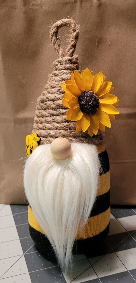 Sunflower Gnomes Diy, Bee Gnome Diy, Summer Gnomes Diy, Spring Gnomes Diy, Crown Royal Diy, Stuffed Gnomes, Summer Gnomes, Gnome Ideas, Gnome Crafts