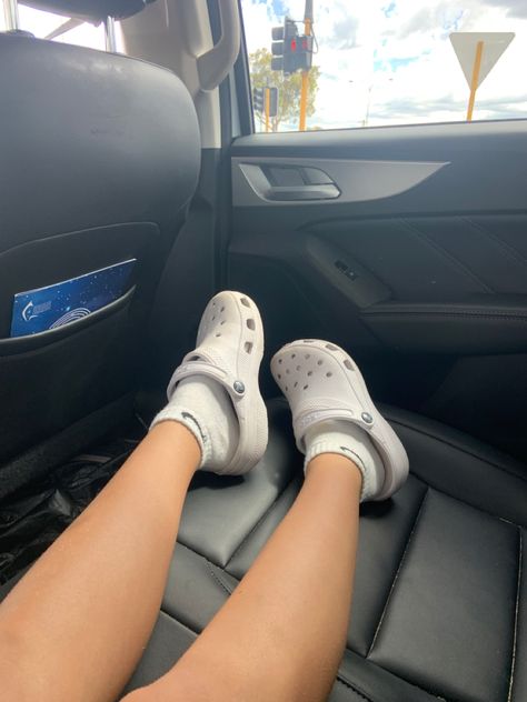 Crocs Asthetics Outfit, Cute Fits With Crocs, White Crocs Outfit Summer, Nike Socks With Crocs, Crocs With Nike Socks, Crocs White Outfit, White Croc Outfits, White Crocs Jibbitz Ideas, White Crocs Aesthetic