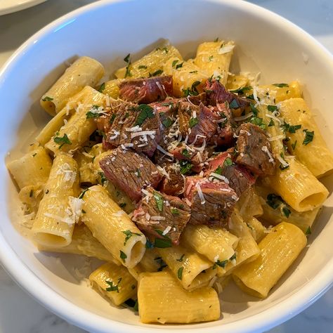 This creamy, satisfying Garlic Parmesan Steak Pasta is the perfect dish. It's delicious pasta sauce pairs with flavorful ribeye steaks. Garlic Butter Steak Pasta, Garlic Steak Pasta, Garlic Parmesan Steak Pasta, Pasta And Steak Recipes, Pasta Steak Recipes, Steak And Pasta Recipes, Steak With Pasta, Steak Pasta Recipes, Creamy Steak Pasta