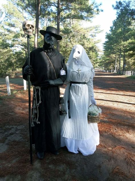 Good Halloween Costumes Scary, Plauge Doctor Couples Costume, Matching Horror Costumes, Cool Creepy Halloween Costumes, Plague Victim Costume, Witches And Warlocks Costumes, Duo Horror Halloween Costumes, White Plague Doctor Costume, Graveyard Costume Ideas