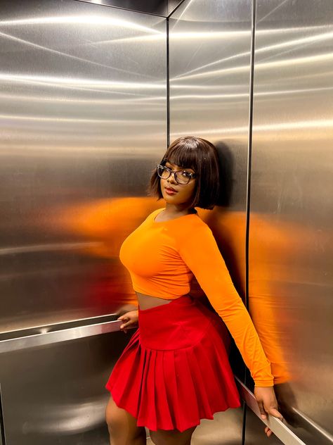 Black Velma Costume, Black Velma Cosplay, Velma Costume Black Women, Halloween Consumes, Velma From Scooby Doo, Velma Costume, Scooby Doo Costumes, Black Cosplayers, Mystery Incorporated