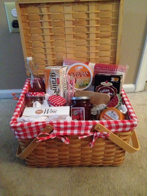 Picnic Theme Gift Basket Ideas, Picnic Basket Raffle Ideas, What To Put In A Picnic Basket, Picnic Raffle Basket Ideas, Picnic Gift Basket Ideas, Picnic Basket Gift Ideas, Picnic Basket Ideas, Cozy Baskets, Picnic Gift Basket