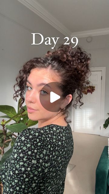 Sophie Marie on Instagram: "Quick & easy curly updo versatile for any occasion @sophiemariecurly   Day 29 of 30 days of curly hairstyles! ✨🗓️✨  I LOVE this easy updo, it’s a clip from @bootsuk it’s called “Boots side style jaw clip tortoiseshell” on their website, they have in store too 💫 I like how the clip flattens the hair unlike a regular claw clip and blends in with the updo.  ➰ I used some mini claw clips also from boots to shape the hair at the front and secure it. You may not need to do this depending on length of hair etc   Have you guys enjoyed this series? I can’t believe it’s nearly over I’ve really enjoyed making these styles for you all and experimenting with my curls ✨🥰  #curlyhair #curly #curlyhairstyle #hairstyle #curlyhairdontcare #hairstyleideas #updo #messybun #messy Easy Curly Updo, Curly Hair Claw Clip, Mini Claw Clips, Length Of Hair, Easy Updo, Jaw Clip, Fancy Hair, Curly Updo, Easy Updos