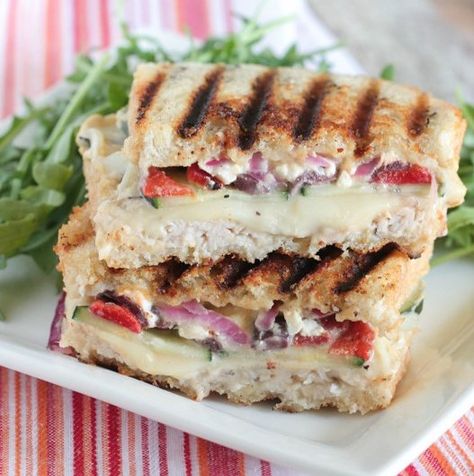 13 Hummus Sandwiches Thatll Solve All Your Lunch Problems Hummus Panini, Easy Panini Recipes, Sandwich Vegetarian, Hummus Sandwich, Grilled Sandwiches, Picky Palate, For Dinner, Panini Recipes, Plats Healthy