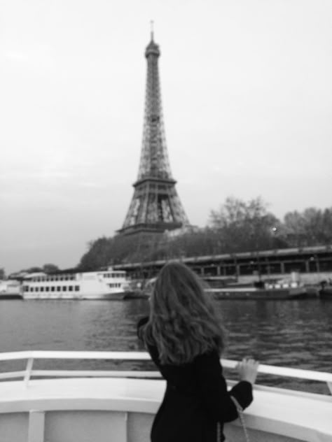 Paris Astethic, Paris Chanel, Take Me To Paris, Paris Dream, France Aesthetic, Paris Vibes, Parisian Lifestyle, Paris Girl, Parisian Vibes