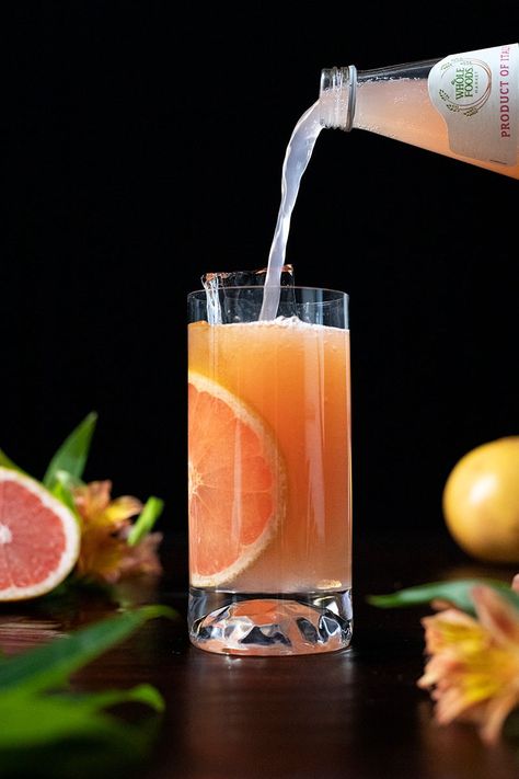 Old Fashioned Paloma - (Bourbon and Grapefruit Cocktail) - Moody Mixologist Grapefruit Bourbon Cocktail, Grapefruit Soda Cocktail, Pomelo Cocktail, Grapefruit Bitters Cocktail, Drink Toppings, Cocktail Photoshoot, Moody Mixologist, Mocktails Recipes, Grapefruit Cocktail Recipes