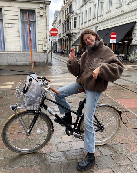 Street Style Winter 2023, Style Winter 2023, Biking Outfit, Stockholm Street Style, Winter Cycling, London Street Style, Style Winter, Street Style Winter, Paris Street Style