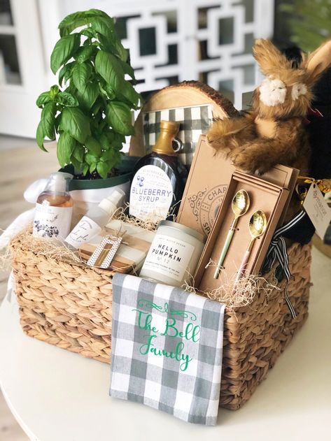 Practical Housewarming Gifts, Perfect Gift Basket, Homemade Gift Baskets, Housewarming Gift Baskets, Best Gift Baskets, Raffle Baskets, Gift For Mom Christmas, Christmas Gift Basket Ideas, Themed Gift Baskets