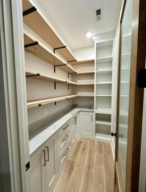 Walk In Pantry Ideas, Narrow Pantry, Pantry Door Ideas, Pantry Redo, Pantry Renovation, Pantry Closet Design, Pantry Layout, Dream Pantry, House Pantry