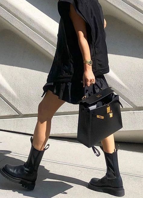 The Must-Have Bottega Veneta Boots of the Fall Season | Style Mode Dope, Bottega Veneta Boots, Chelsea Boots Outfit, Chic Heels, Chelsea Boots Women, Kleidung Diy, Retro Mode, Looks Street Style, Black Chelsea Boots