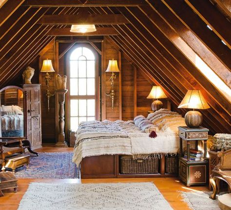 Eye For Design: Quaint and Cozy Attic Bedrooms Bedroom Inspo Cozy, Cozy Attic Bedroom, Converted Church, Attic Library, Cozy Attic, Attic Renovation Ideas, Attic Playroom, Small Attic, Attic Conversion