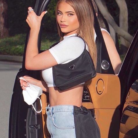 PRADA COMMUNITY (@pradaclub) • Instagram photos and videos Kylie Jenner Prada Bag, Prada Shoulder Bag Outfit, Prada Nylon Bag, Shoulder Bag Outfit, Prada Purses, Paparazzi Photos, Prada Shoulder Bag, Prada Nylon, Insta Models