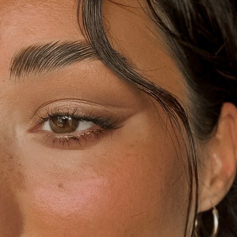 Brown Eyes, A Woman, Lashes, Skin, Makeup, Hair, Make Up