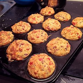 Pizza - Muffins, ww geeignet, ein sehr leckeres Rezept aus der Kategorie Frühstück. Bewertungen: 48. Durchschnitt: Ø 4,0. Snack Sani, Pizza Logo, Pizza Snacks, Pizza Muffins, Healthy Recipes Easy Snacks, Muffin Bread, Party Finger Foods, Breakfast Pizza, Healthy Snacks Easy