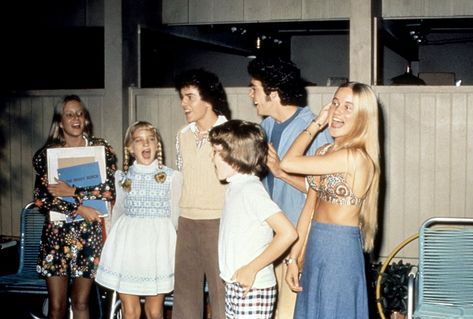 25 bright and sunny behind-the-scenes photos from The Brady Bunch Brady Kids, Red Scene Hair, Eve Plumb, Pastel Blue Hair, Maureen Mccormick, Indie Scene, Brady Bunch, The Brady Bunch, Singing Group