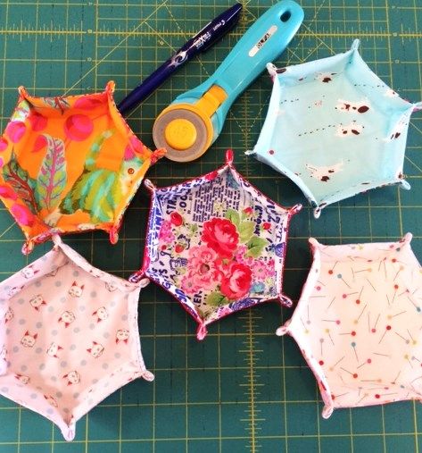 Prequilted Fabric Projects Ideas, Bee Fabric Projects, Small Quilted Gifts, Epp Projects, Fabric Tray, Retreat Gifts, Fabric Bowl, Scrap Fabric Projects, Quilt Retreat