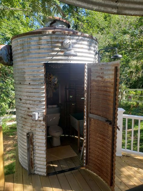 Out Houses Toilet Plans Rustic, Grain Bin Bathroom Ideas, Ibc Shower Ideas, Grain Bin Bathroom, Silo Bathroom, Pump House Ideas, Out House Ideas, Grain Bin House, Outhouse Bathroom