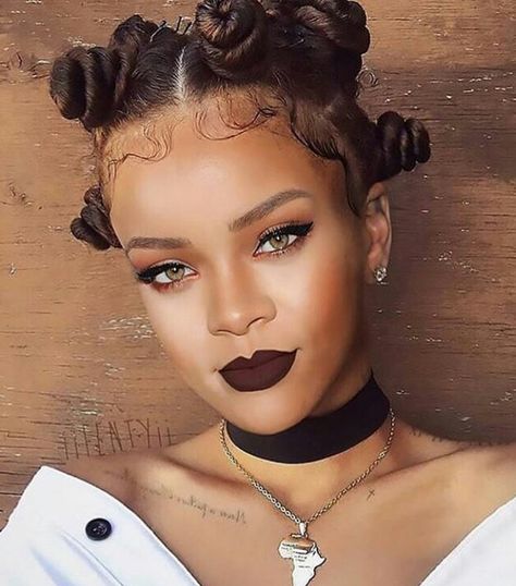 Bantu knots on Rihanna. #edit but its still cute Bantu Knot Styles, Bantu Knot Hairstyles, Natural Hair Growth Remedies, Bantu Knot, Natural Hair Growth Tips, Natural African American Hairstyles, Hair Remedies For Growth, Hair Knot, Bantu Knots