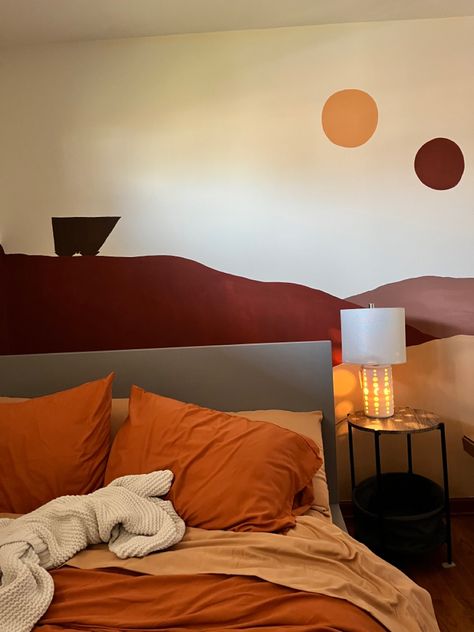 A bedroom that has been painted in oranges and browns and reds to resemble the scene in Star Wars of Tatooine with its 2 suns. The bed has a duvet of matching colors. Star Wars Home Aesthetic, Tatooine Inspired Bedroom, Tatooine Bedroom, Tatooine Aesthetic Bedroom, Tatooine House, Star Wars Mural Bedroom, Tatooine Aesthetic, Star Wars Room Ideas, Tatooine Mural