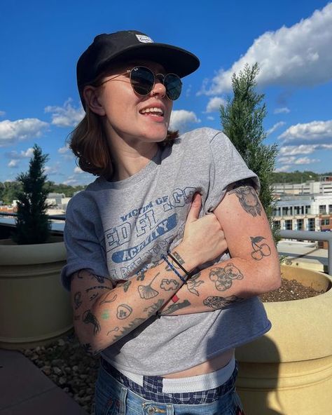 Casual Masc Lesbian Outfits, Alli Bellairs Hair, Alli Bellairs Outfits, Cool Lesbian Style, Masc Lesbian Tattoos, Alli Bellairs, Masc Going Out Outfits, Lesbian Outfits Tomboys Summer, Masc Lesbian Outfits