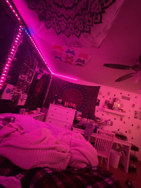 pink led tapestry aesthetic room Room Inspiration Tapestry, Aesthetic Room Decor Tapestry, Room Ideas With Tapestry And Led Lights, Baddie Tapestry, Pink Tapestry Bedroom, Room Tapestry Aesthetic, Room Inspo Tapestry, Rooms With Tapestries, Vibey Room Aesthetic Cozy