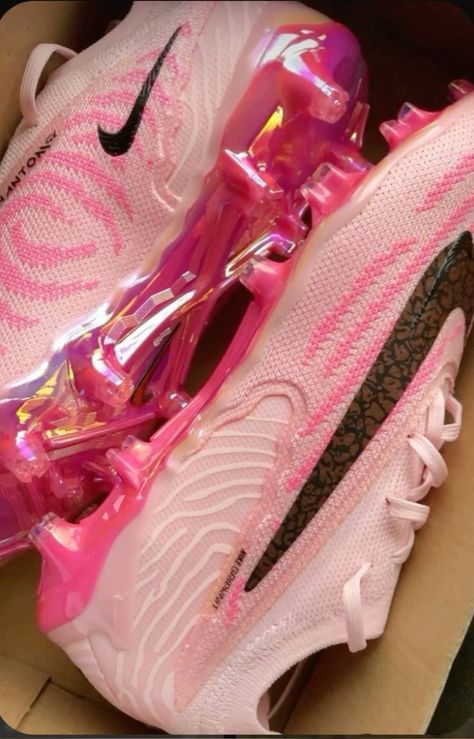 Boots Football Nike, Cute Football Boots, Foot Ball Boots, Pink Soccer Boots, Pink Football Aesthetic, Pink Nike Cleats, Pink Cleats Soccer, Pretty Soccer Cleats, Flag Football Cleats