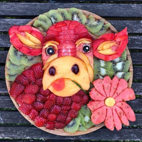 Sarah Lescrauwaet-Beach on Instagram: “Happy Sunday☀️🌦☀️☀️🌦 #cow fruit salad made with strawberries 🍓, watermelon 🍉, cantaloupe 🍈, kiwis 🥝, nectarine 🍑 and grapes 🍇 😋😋😋 #foodart…” Healthy Party Foods, Deco Fruit, Fruit Platter Designs, Kreative Snacks, Healthy Party Food, Food Art For Kids, Amazing Food Decoration, Food Sculpture, Amazing Food Art