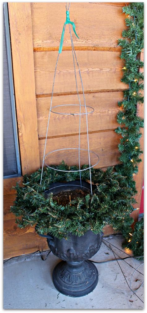 Tomato Cage Christmas Trees, Simple Christmas Tree Decorations, Tomato Cage Christmas, Tomato Cage Christmas Tree, Diy Natal, Diy Christmas Lights, Christmas Planters, Christmas Porch Decor, Tomato Cages