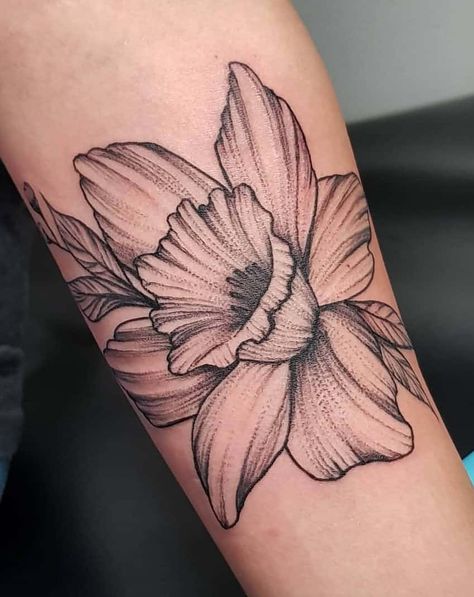 Daffodil Tattoos: Meanings, Tattoo Designs & Ideas Black Daffodil, Daffodil Flower Tattoos, Narcissus Flower Tattoos, Vintage Daffodil, Daffodil Tattoo, Tattoo Shoulder, Birth Flower Tattoos, Floral Tattoo Design, Shoulder Tattoos For Women