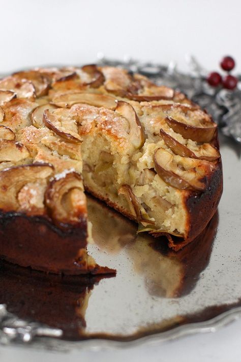 Italian Apple Cake using Greek yoghurt, almond flour, melted unsalted butter and sanding sugar. A bit unorthodox but the result is gorgeous and now my family has their own nonna's Italian Apple Cake recipe. Greek Yoghurt Recipes, Apple And Almond Cake, Greek Yogurt Cake, Almond Flour Cakes, Almond Butter Recipes, Sanding Sugar, Apple Cake Recipe, Apple Recipes Easy, Baking With Almond Flour