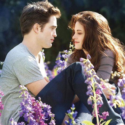 Twilight Bella And Edward, Twilight Saga Quotes, Kristen Stewart Twilight, Twilight Saga Books, Twilight Wedding, Vampire Twilight, Twilight Quotes, Twilight Saga Series, Robert Pattinson Twilight