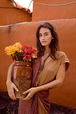 Women With Flowers Photography, Woman Holding Flowers Photography, Vase Photoshoot, Holding Flowers Pose Reference, Pose With Flowers, Poses With Flowers, Woman Holding Flowers, Woman Vase, Portrait With Flowers