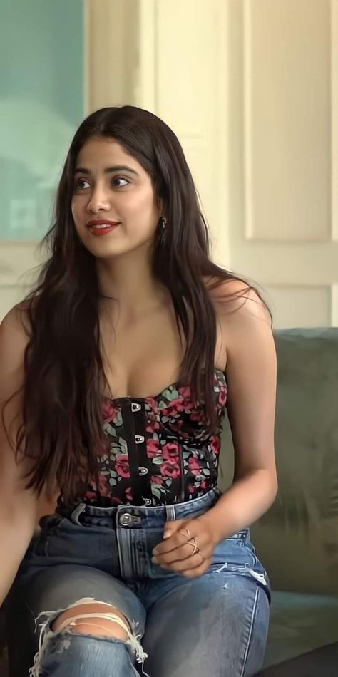 Jahnavi Kapoor, Janvi Kapoor, Jahnvi Kapoor, Ji Eun Tak, Jhanvi Kapoor, Celebrity Casual Outfits, Indian Ethnic Wear, Casual Style Outfits, Body Types