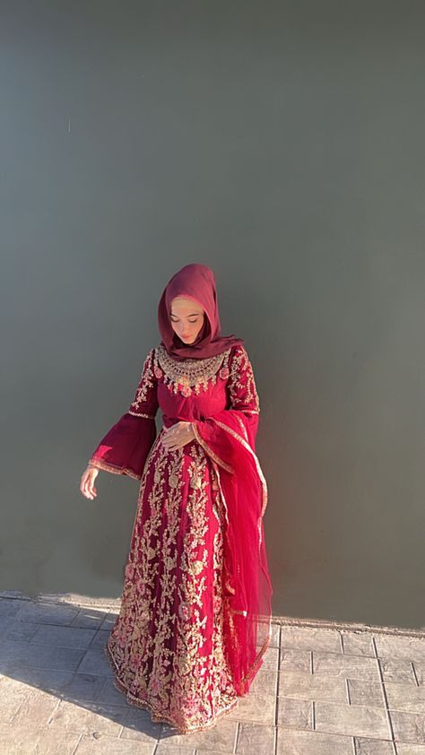 Modest Middle Eastern Fashion, Eid Dresses Ideas, Desi Hijabi, Hijab Style Tutorial, Beautiful Casual Dresses, Modest Fashion Hijab, Bollywood Outfits, Desi Fashion Casual, Pakistani Fancy Dresses