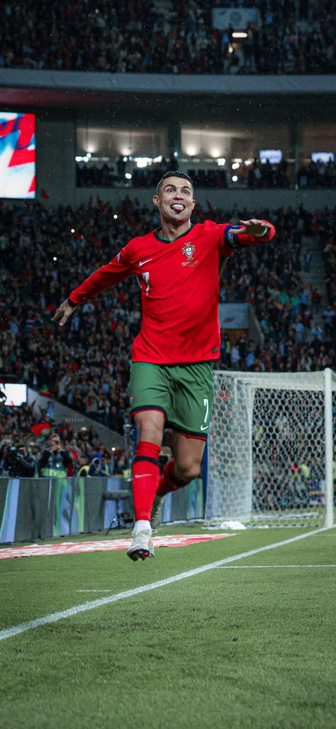 Football Players Pictures, Cr7 Portugal, Tea In The Morning, Cristiano Ronaldo Goals, Ronaldo Portugal, Ronaldo Skills, Ronaldo Goals, Ronaldo Soccer, Cristiano Ronaldo Portugal