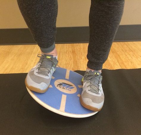 15 Great Balance Board Exercises You Should Absolutely Try Wobble Board Exercises, Ankle Rehab Exercises, Balance Board Exercises, Knee Pain Stretches, Skiing Workout, Bosu Workout, Wobble Board, Stability Exercises, Balance Trainer