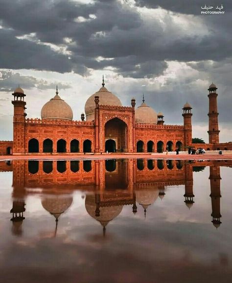 #badshahi#masjid#stunning#clouds Historical Places In Pakistan, Badshahi Mosque Aesthetic, Badshahi Mosque Painting, Mannat Murad, Masjid Photography, Hadees Background, Badshahi Masjid Lahore, Pakistani Currency, Pakistani Architecture