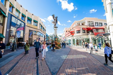 The Grove, an upscale shopping center next to the Los Angeles Farmer's Market in the Fairfax District of Los Angeles - Details and photos. Los Angeles Mall, Trip To Los Angeles, West Jordan Utah, Garden Suite, Retail Park, Los Angeles Shopping, Barn Decor, Rodeo Drive, City Of Angels