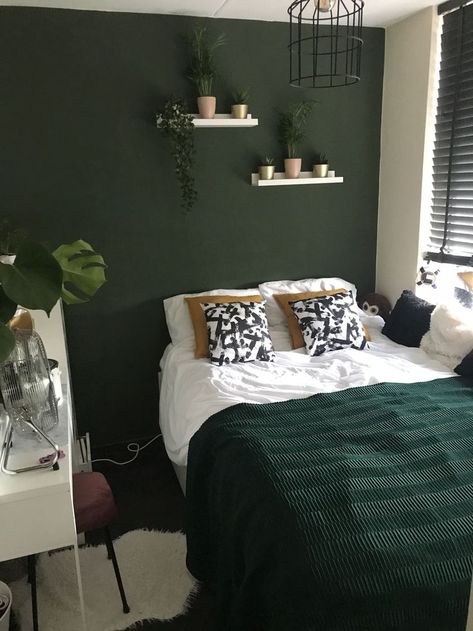 Dark Green Wall Room Ideas, Green Small Room Ideas, Bedroom Ideas Dark Green Walls, One Dark Green Wall Bedroom, Dark Hunter Green Bedroom, Dark Colour Interior, Dark Sage Bedroom Ideas, Dark Sage Room Aesthetic, Small Green Room Ideas Bedroom